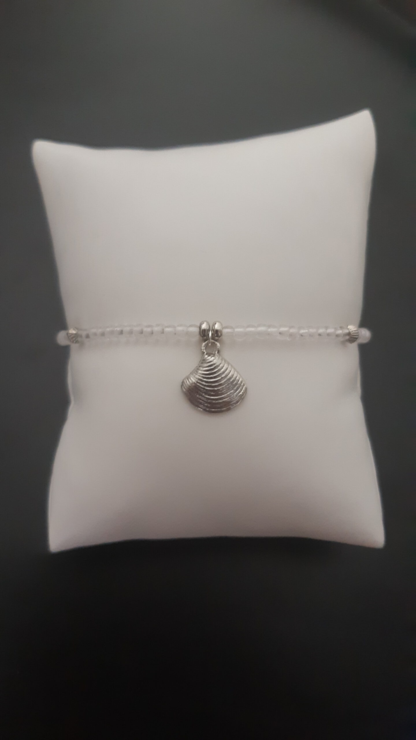 Moderne enkelband met schelp