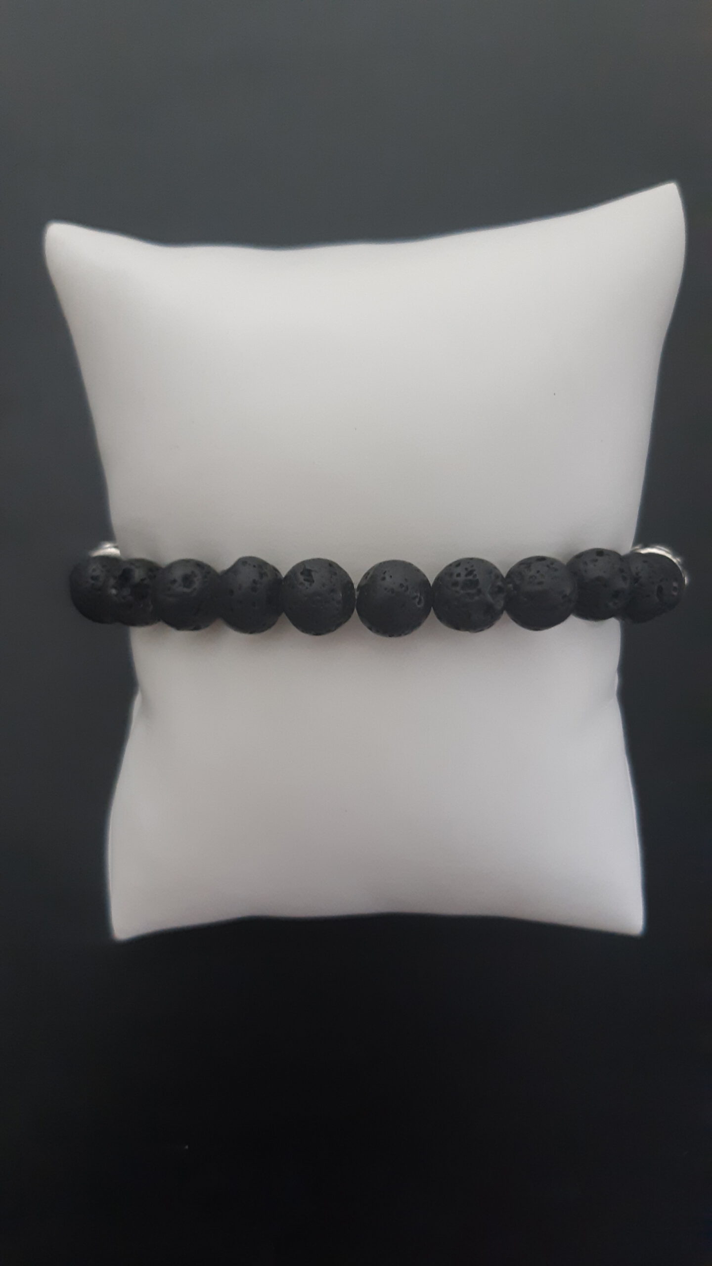 De lavasteen armband met 2 tribal kralen