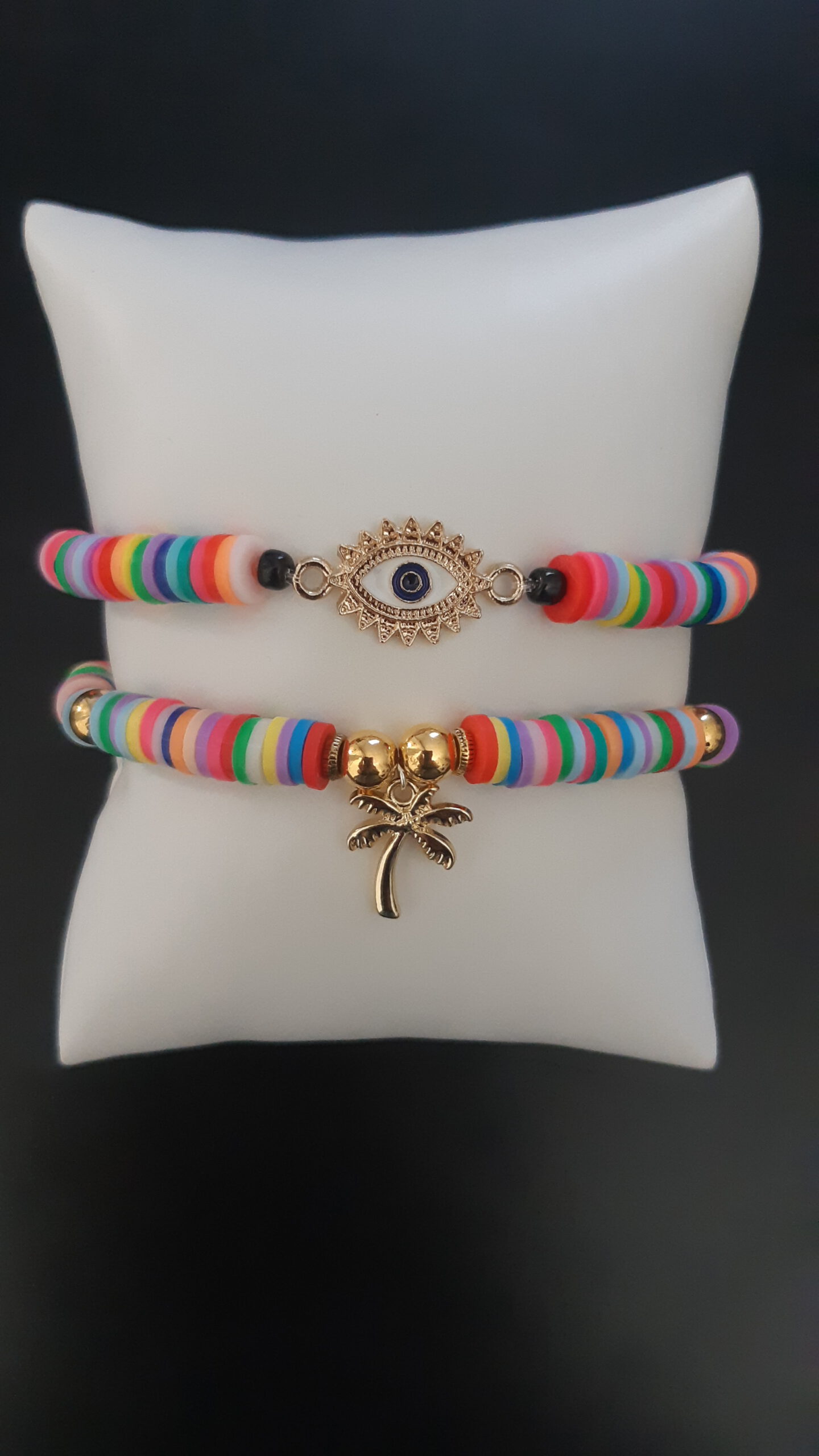 polymeer klei armband en palmboom met gouden verlengstuk op kussentje