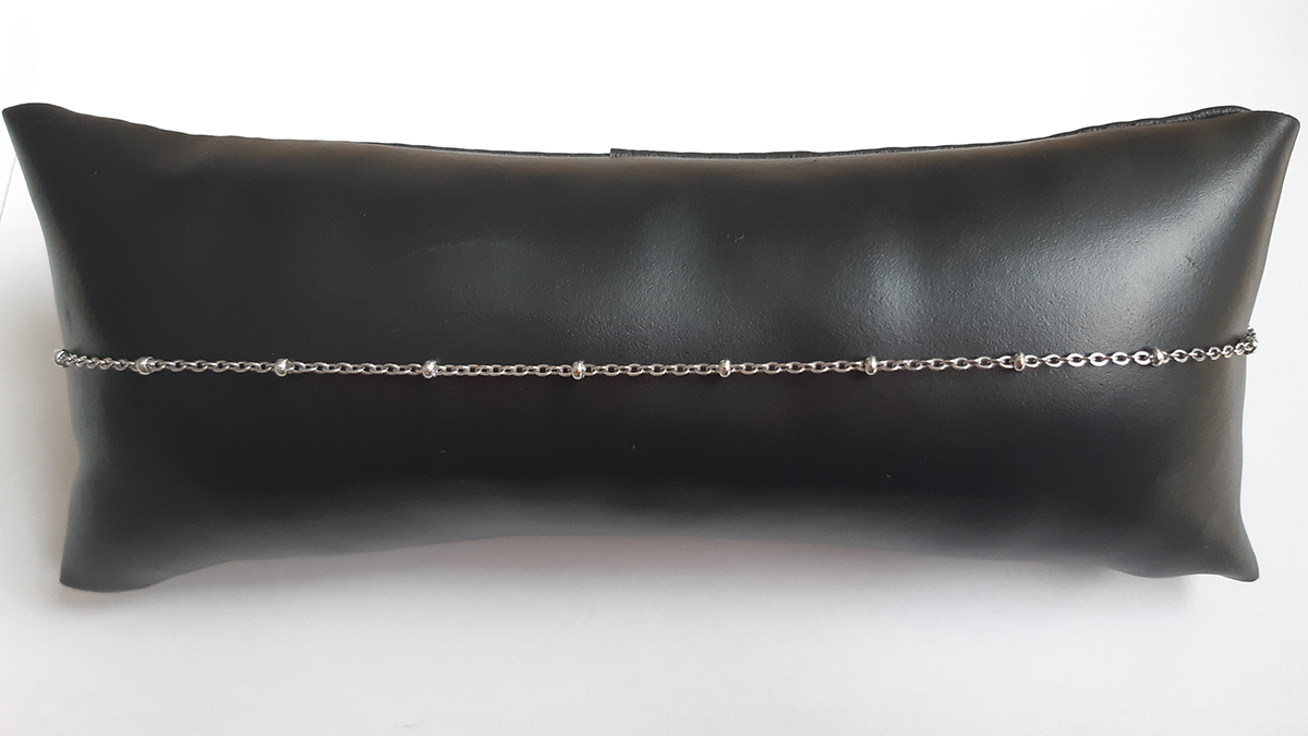 Schakel ketting met bolletjes op kussentje