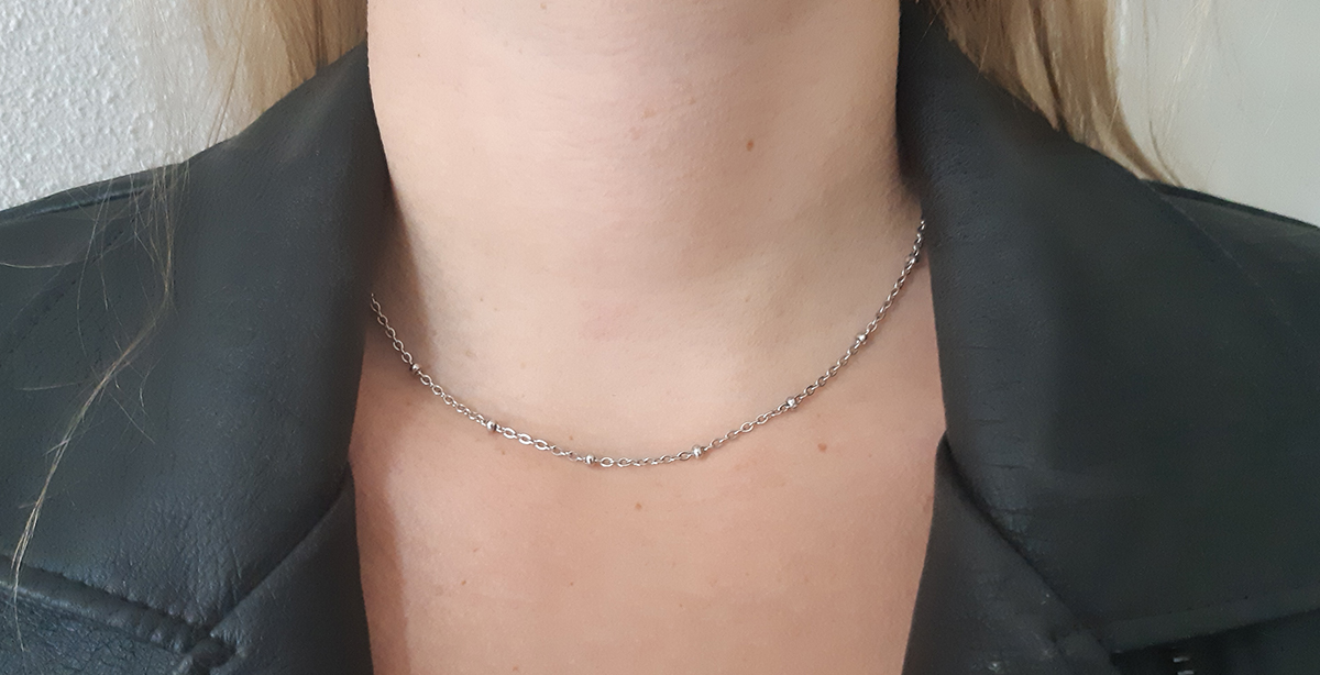 Schakelketting met bolletjes lange vorm op model