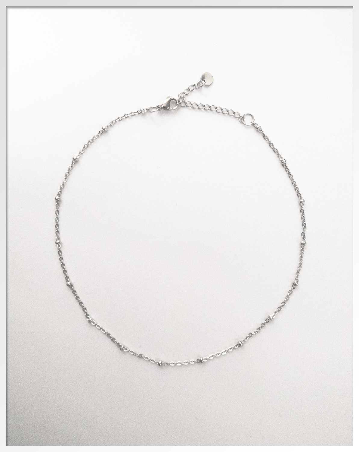 schakel ketting met bolletjes met witte achtergrondr